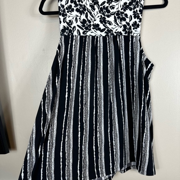 Rafaella large black/ white 21. “ p2 p  length 25 sleeveless like new - Picture 4 of 5